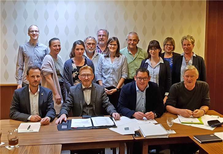 Der neue Kripper Ortsbeirat mit dem scheidenden Ortsvorsteher und dem Stadtbürgermeister.Foto: allgrafics