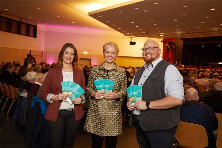 Der neue Kulturkalender 1/2020 der Stadt Montabaur ist da. Beim Neujahrskonzert verteilten Stadtbürgermeisterin Gabi Wieland (Mitte) sowie Verena Schmitt und Oliver Krämer vom Kulturbüro die druckfrischen Booklets an das Publikum in der vollbesetzten Stadthalle. Foto: Olaf Nitz