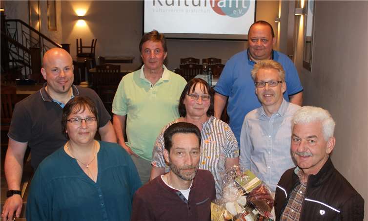 Der neue Kulturlant-Vorstand revanchierte sich bei Hermann Efferz mit einem Präsentkorb für dessen langjährige Arbeit als Vorsitzender. privat