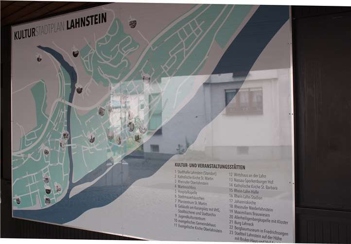 Der neue Kulturstadtplan am Hintereingang der Lahnsteiner Stadthalle. Foto: Eva Dreiser / Stadtverwaltung Lahnstein