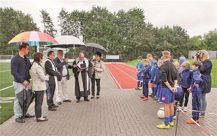 Der neue Kunstrasenplatz des SV Niederbachem wurde am Wochenende offiziell eingeweiht und von den Geistlichen ein gesegnet.