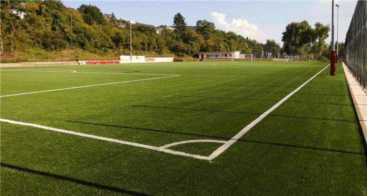 Der neue Kunstrasenplatz im November 2015. Fotos: privat