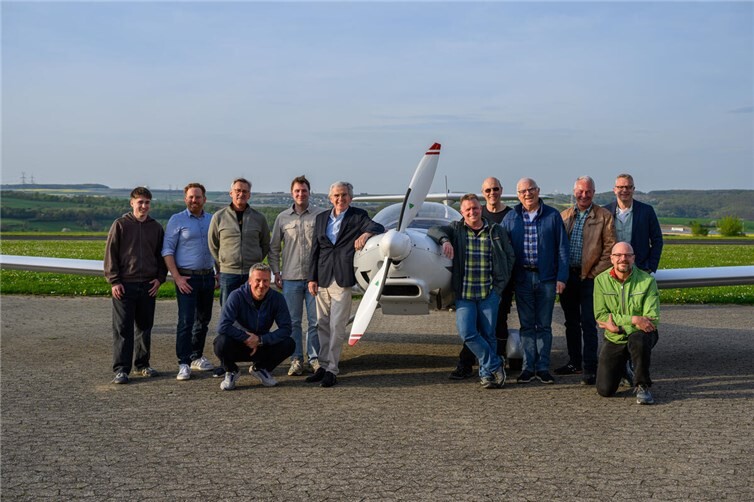 Der neue LSV-Vorstand von links nach rechts: Jan Hansch (Jugendreferent), Jörn Lange (Liegenschaftsreferent), Andreas Pradel (Zweiter Vorsitzender), Markus Ellerich (Referent Flugbetrieb, kniend), Justus Israel (Cheffluglehrer Segelflug), Theo Peters (Vorsitzender), Dietmar Spranger (Segelflugreferent),Jürgen Niedenführ (technischer Leiter), Wolfgang Graef (Schatzmeister), Christian Reitemeier (Schriftführer), Patrick Holland-Moritz (Pressereferent, kniend), Evert van Hemert (Cheffluglehrer Motorflug).