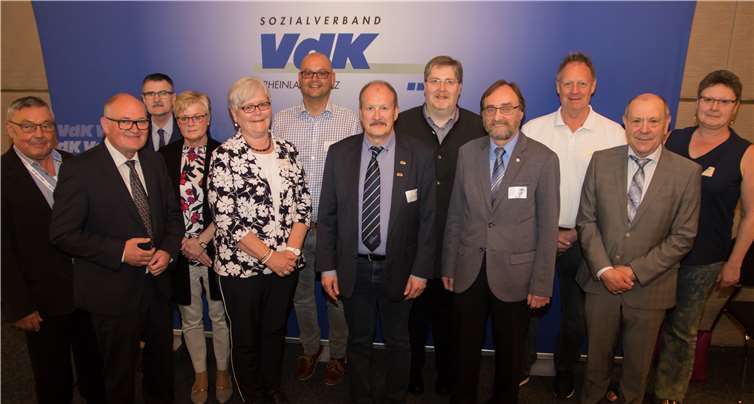 Der neue Landesverbandsvorstand des VdK Rheinland-Pfalz, unter anderem mit dem Landesverbandsvorsitzenden Willi Jäger (zweiter v.li.) und dem Neuwieder Kreisvorsitzenden Hans Werner Kaiser (vierter v.re.). Foto: Michael Finkenzeller (VdK Rheinland-Pfalz)