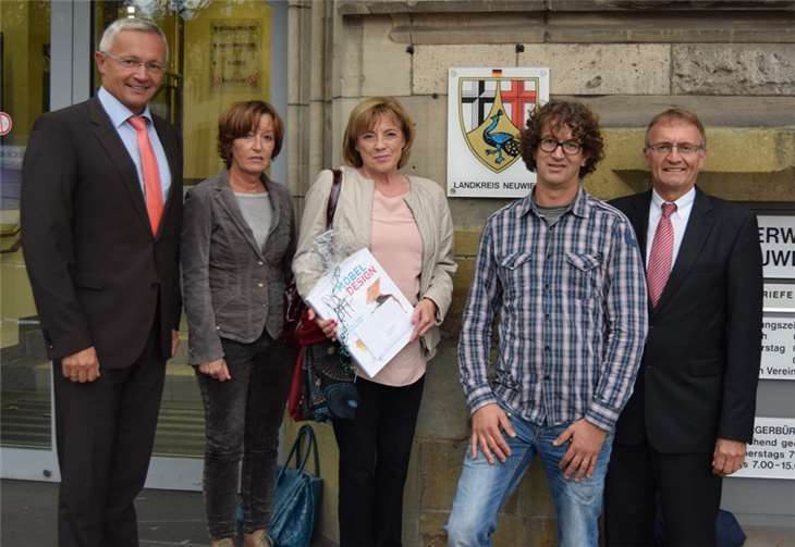 Der neue Leiter der Neuwieder Kontakt- und Informationsstelle (Nekis), Jens Arbeiter (2.v.r.) und seine Vorgängerin, Christa Bergerhausen (Mitte) zu Besuch bei Landrat Rainer Kaul (r.) und 1. Kreisbeigeordneten Achim Hallerbach (l.) und der Leiterin des Neuwieder Gesundheitsamtes, Beate Kölb.privat