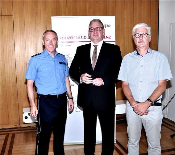 Der neue Leiter der Polizeiinspektion Mayen, Lothar Rink (v. l.), Polizeipräsident Karlheinz Maron und der scheidende Leiter Joachim Brandscheidt.