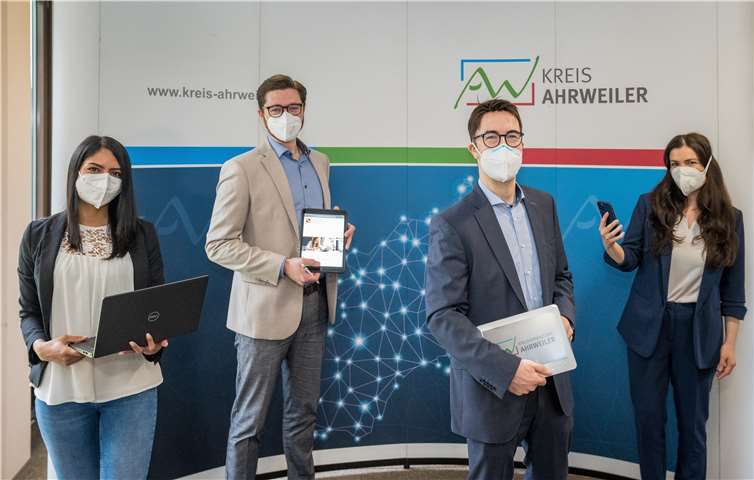 Der neue Leiter des Kompetenzzentrums, Jonas Metzger (2. v. l.) und Nina Obreschkova, Leiterin des Informationsangebots des Kompetenzzentrums (r.), tauschten sich mit Anuriti Kumar und dem Leiter der Kreiswirtschaftsförderung, Tino Hackenbruch, aus. Foto: Kreisverwaltung Ahrweiler / Bernhard Risse