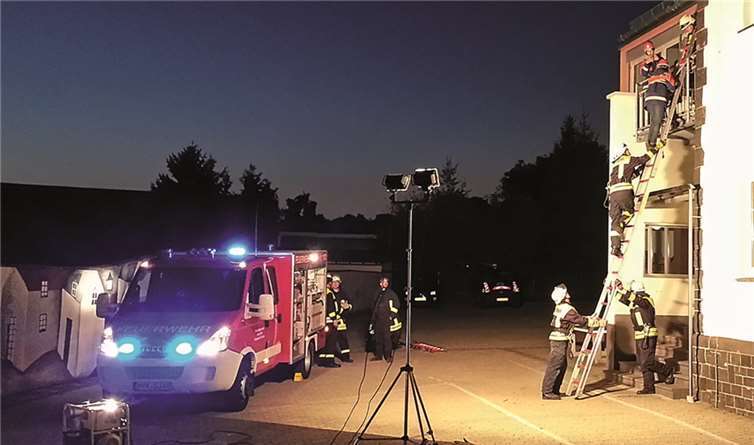 Der neue Lichtmast wurde auch gleich auf seine Tauglichkeit geprüft und für mehr als zufriedenstellend befunden.