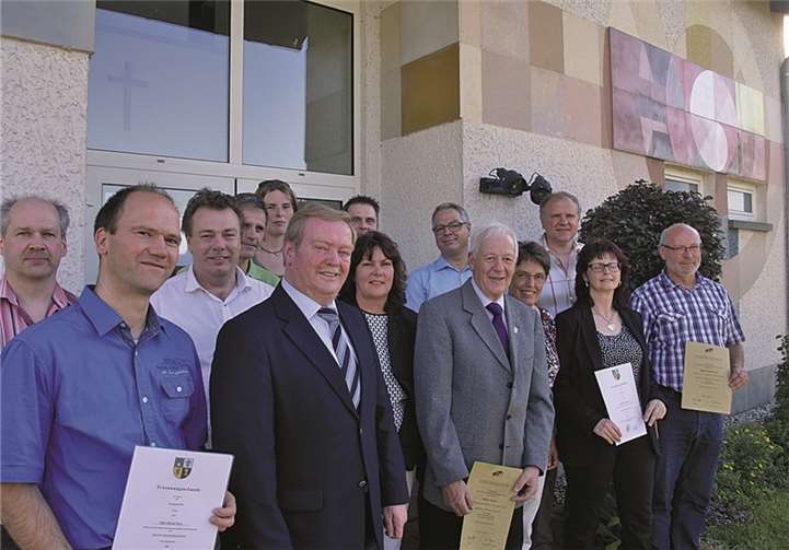 Der neue Lieger Ortsgemeinderat präsentiert sich mit den ausscheidenden Ratsmitgliedern vor der „Hunsrückhalle“. Vorher hatte Ortsbürgermeister Walter Lauxen (3.v.r.) nach 25 Jahren Tätigkeit seine Nachfolgerin Doris Schneider (2.v.r.) in ihr Amt eingeführt.privat