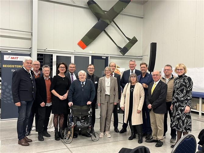 Der neue MIT Kreisvorstand Ahrweiler: v. l. Elmar Lersch, Guido Orthen (Gast), Frank Meumerzheim, Petra Schneider, Horst Gies (Gast), Josef Niethen, Harald Monschau, Dagmar-Groß-Mauer, Prof. Dr. Dr. Schneider, Ingrid Meumerzheim, Gordon Schnieder (Gast), Detlef Odenkirchen, Werner Jung, Wilfried Scheffler und Adriana Schneider. Foto: Hendrik Doss