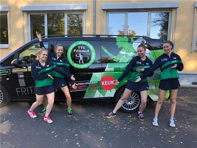 Der neue Mannschaftsbus flankiert von Spielerinnen des TTC Fritzdorf. Foto: privat