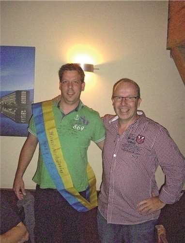 Der neue Manöverkönig Bastian Thran mit dem 1. Vorsitzende des Corps, Alfons Schriek. privat