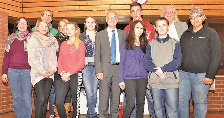 Der neue Meckenheimer Jugendrat und seine Berater um Bürgermeister Bert Spilles (6.v.r.) mit dem neuen Vorsitzenden Thomas Roskop (3.v.r.), der stellvertretenden Vorsitzenden Jessica Heinsonn (4.v.r.), dem Kassenwart Max Klemmer (5.v.r.) und der Pressesprecherin Kylara Ehlert (r.). Stadt Meckenheim