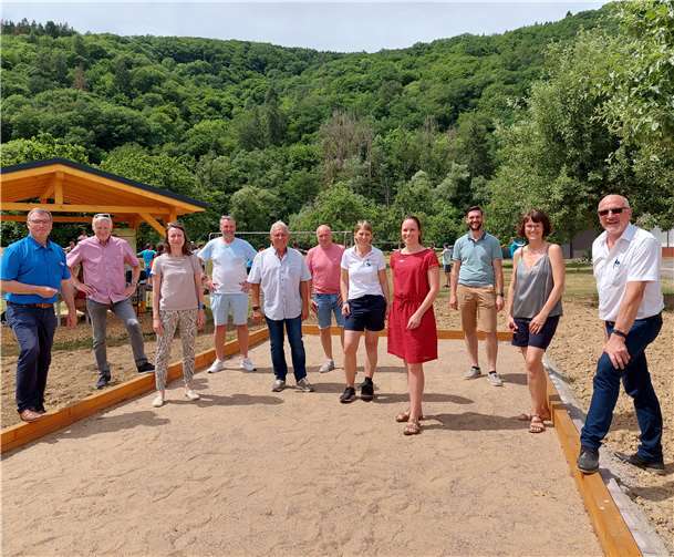 Der neue Mehrgenerationenplatz passt sich harmonisch in das Landschaftsbild ein. Jetzt feierte man eine kleine inoffizielle Inbetriebnahme. Foto: privat