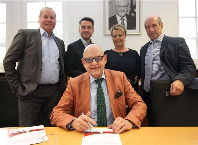 Der neue Mietspiegel wird durch Unterschrift anerkannt: v.li. Christoph Schöll (Haus & Grund), Oberbürgermeister David Langner, Franz Obst (Mieterbund), Andrea Meierhans (Mieterbund), Michael Wolf (Vermieterverein). Stadt Koblenz Pressestelle