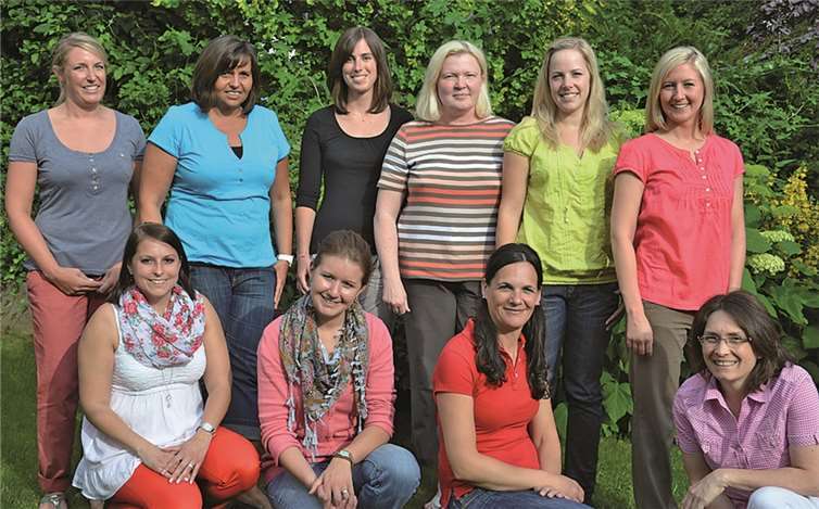 Der neue Möhnenvorstand mit (oben, v. l.) Nadine Weller (Beisitzer), Sonja Piroth (1. Schriftführer), Nadine Schwarz (Beisitzer), Ursel Schmidt (1. Vorsitzende), Sabrina Kessler(Beisitzer), Anna Klein (2. Schriftführer) sowie (unten. v. l.) Stella Weber (Beisitzer) Kristina Ramroth (2. Kassierer) Claudia Gellert (2. Vorsitzende) und Heike Weingarten (1. Kassierer).privat