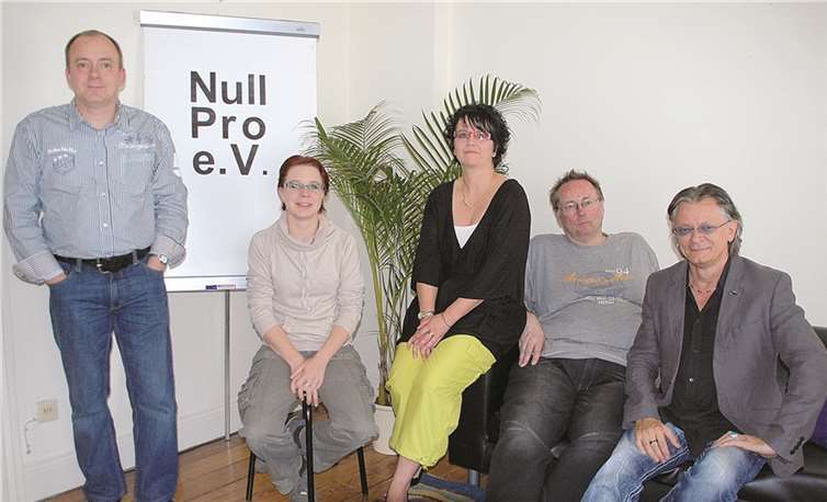 Der neue NULL PRO e.V. Vorstand: Elmar Müller (erster Vorsitzender), Saskia Esser (zweite Vorsitzende), Ute Becker (Kassenwärtin), Rolf Gran (Geschäftsführer) – Ruediger Herzog (Fachberatung / HP-PsychTh).privat