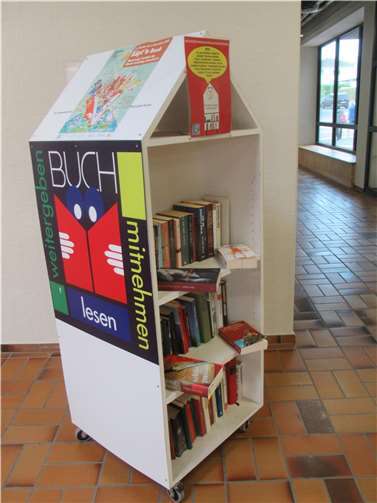 Der neue „Offene Bücherschrank“ im Foyer des Schwimmbades. Foto: privat
