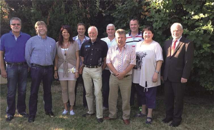 Der neue Ortsbeirat: (V.l.) stellv. Ortsvorsteher Karl-Heinz Troß, Willi Marmé, Claudia Jungbluth, Bernd Siegel, Romed Heinrich Kaufhold, Benedikt Pabst, Ortsvorsteher Manfred Keller, Bernd Rau, Sabine Pohling mit Oberbürgermeister Nikolaus Roth.  privat