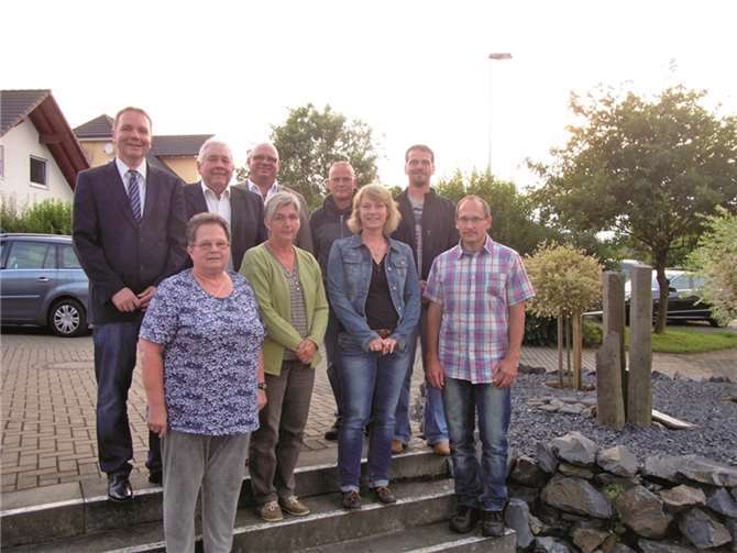 Der neue Ortsbeirat trat bei der konstituierenden Sitzung zusammen: Hedwig Oberegger, Angelika Scheyer, stellvertretende Ortsvorsteherin, Liane Oettgen und Michael Seidel (oben v.l.n.r.) sowie Thorsten Velten, Patric Vietze, Helgo Mendel, Ortsvorsteher Wilfried Ehrenstein und Stadtbürgermeister Thomas Vis (unten v.l.n.r.).privat