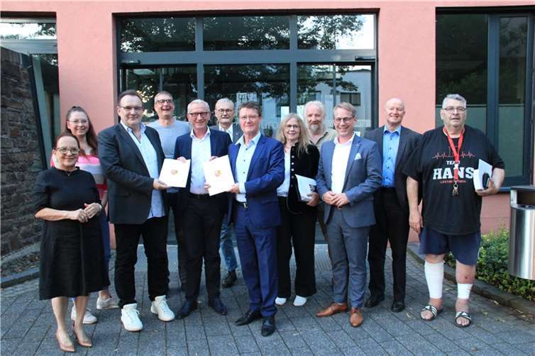 Der neue Ortsbeirat von Bad Neuenahr nach der konstituierenden Sitzung mit Bürgermeister Guido Orthen vor dem Rathaus.  Foto: GS