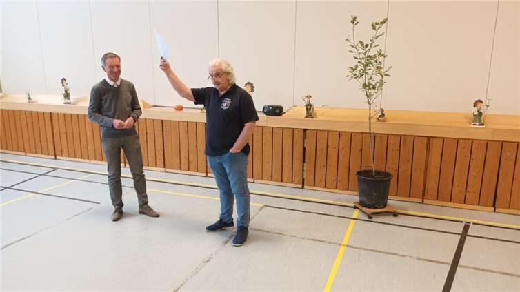 Der neue Ortsbürgermeister Norbert Rausch mit IWK-Vorstandsmitglied Johannes Loch.