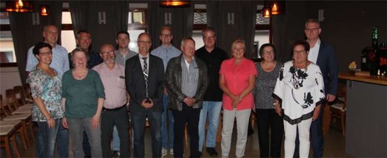 Der neue Ortsgemeinderat Nievern (von links) Melanie Hilgert, Alois Hoffmann, Renate Gilles, Peter Nörtershäuser, Hubert Crezelius, Peter Zöller, Lutz Zaun (Ortsbürgermeister), Jens Kewitz, Hans Peter Bertram (2. Beigeordneter), Horst Schaust, Ulrike Beckers-Schrader (Erste Beigeordnete), Elke Suderland, Gisela Bertram, Verbandsbürgermeister Uwe Bruchhäuser (Es fehlt: Stefan Lenz). Fotos: Ortsgemeinde Nievern