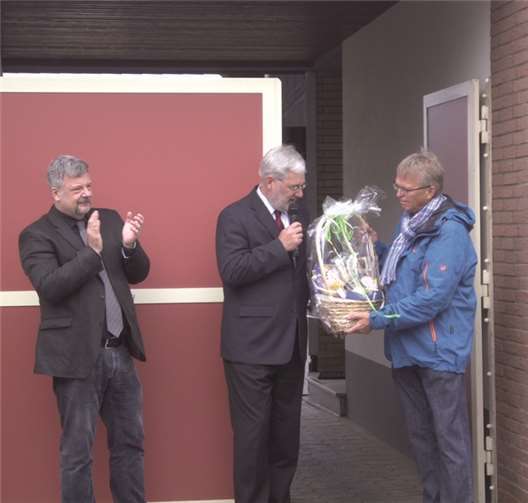 Der neue Ortsvorsteher Michael Sell und der stellvertretende Bürgermeister Michael Sperling verabschiedeten den scheidenden Ortsvorsteher Reinhard Diefenbach.