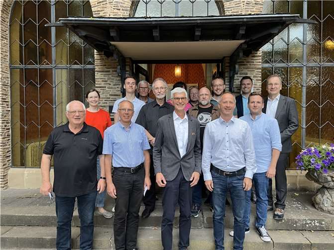 Der neue Ortsvorsteher Reiner Friedsam (3. von links) mit dem Sinziger Ortsbeirat sowie Bürgermeister Andreas Geron und Büroleiter Christian Weidenbach (hinten rechts).  Foto: Stadt Sinzig