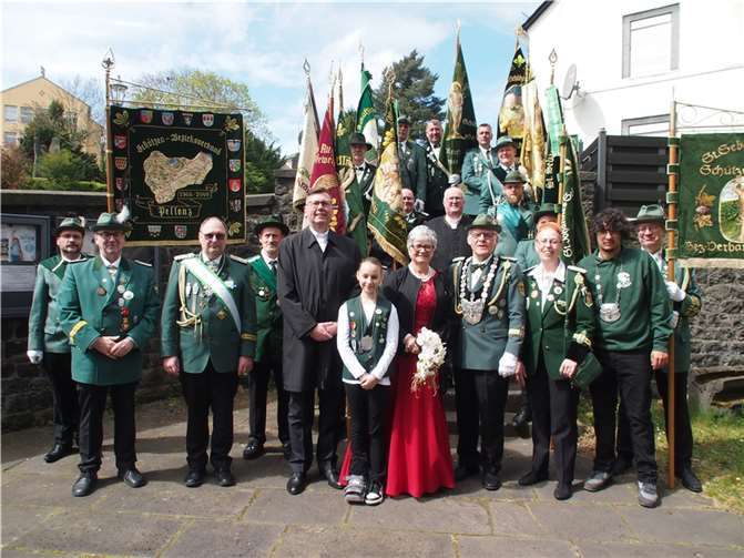 Der neue Präses Dr. Artur Schmitt mit den Mitgliedern des Schützen-Bezirksverband Pellenz.  Fotos: Ulrich Eckhard/Rüdiger Hohenstein