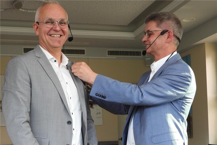 Der neue Präsident Frank Busch (links) erhält die Nadel vom scheidenden Präsident Jürgen Ullrich (rechts). 