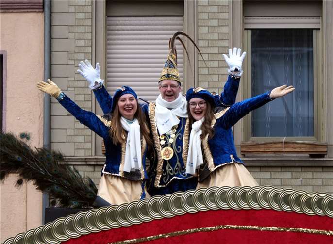 Der neue Prinz Hans-Werner I. hatte sichtbar viel Freude am Straßenkarneval in W...