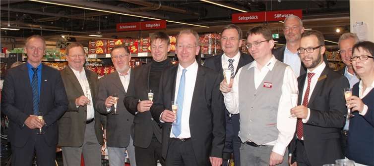 Der neue REWE-Markt im Löhr-Center ist einladend, modern und mit der neuesten Technik ausgestattet.Zahlreiche Geschäftskollegen aus dem Löhr-Center kamen, um das Team im neuen REWE-Markt zu begrüßen und gemeinsam anzustoßen. US