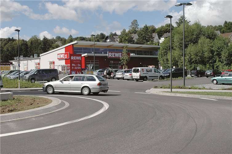 Der neue REWE-Markt öffnete am 15. August seine Pforten und ist perfekt an den neuen Kreisel angebunden. BL