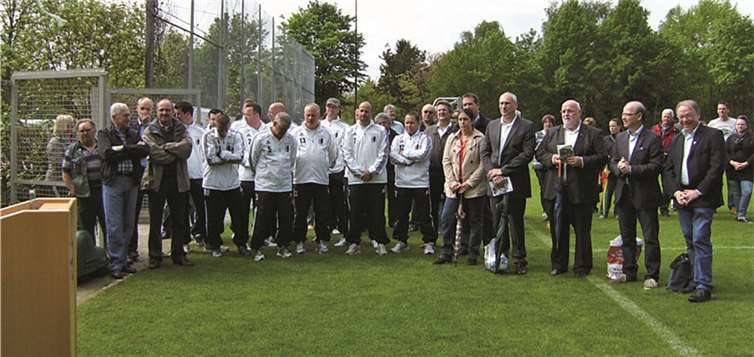 Der neue Rasenplatz wurde durch ein Freundschaftsspiel der „Alten Herren“ aus St. Sebastian gegen eine Traditionsmannschaft des TuS Koblenz eingeweiht.