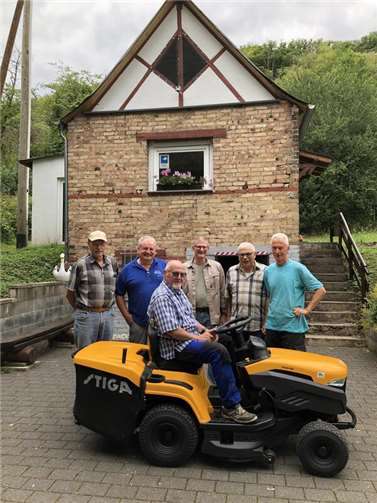Neuer Rasentraktor im Einsatz Der neue Rasentraktor. Foto: privat