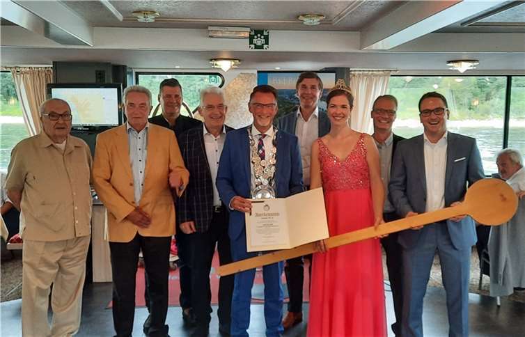Der neue Ritter Andreas Noll (Mitte) in Gesellschaft einiger Vorgänger v.l.: Emil Morsch (2013), Franz-Josef Schneider (2014), Christian Zock (2019), Peter Krupp (1996),Tilman Kerstiens (2001) und (v.r.) Bürgermeister Marcel Caspers, Holger Klemm, Leiter der Tourist-Info sowie Brunnenkönigin Corinna.  Fotos: HE