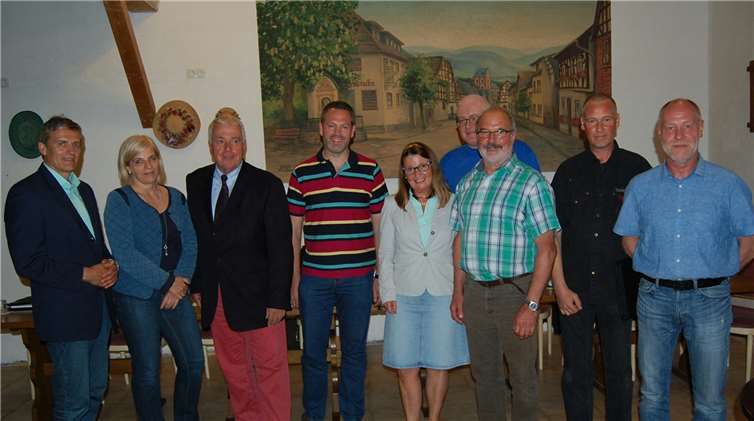 Der neue SG-Vorstand (v.l.): Norbert Heidgen (Beigeordneter), Irene Richter (Leichtathletik), Guido Ernst (Vorsitzender), Volker Lange (Tischtennis), Rita Lankenau (Kassiererin), Dieter Jobelius (Bogenschützen), Dieter Hässler (stellvertr. Vorsitzender und Tauchsport), Paul Rosenheim (Jugendfußball), Thomas Bittner (Geschäftsführer und Gesamtjugendleiter).