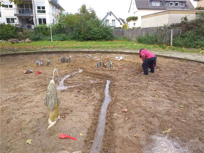 Der neue Sand- und Matsch-Spielplatz begeisterte die kleinen Besucher.