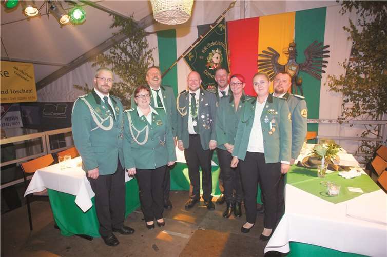Der neue Schützenkaiser Dirk Friese (4.v.l.) mit seinem Gefolge. WT