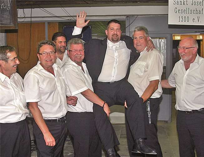 Der neue Schützenkönig Helmut Werner wurde von den Schützen gefeiert. -RÜ-