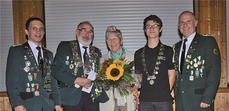 Der neue Schützenkönig Lehmen (v.l.): Brudermeister Uwe Schmidt, Schützenkönig Werner Gail, Ehefrau Rita Gail, Jungschützenprinz Florian Ibald, zweiter Vorsitzender Wolfgang Gaida. Stefano Toneatto