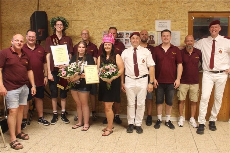 Der neue Schützenkönig Maximilian Dams (mit Eichenlaubkranz), die Schützenkönigin Sylvia Tatura (mit pinkfarbener Krone), mit weiteren erfolgreichen Schützinnen und Schützen und Vorstandsmitgliedern des Junggesellenvereins Ober-Polch 1842 e. V.