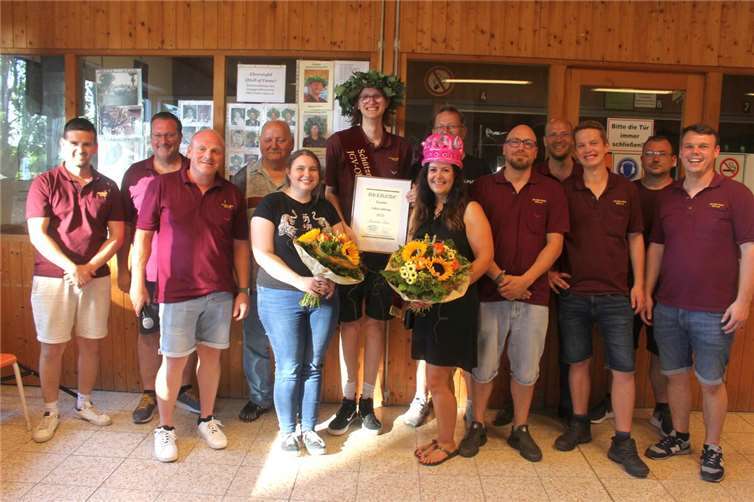 Der neue Schützenkönig Maximilian Dams (mit Eichenlaubkranz), die Schützenkönigin Sylvia Tatura (mit pinkfarbener Krone), mit weiteren erfolgreichen Schützinnen und Schützen und Vorstandsmitgliedern des Junggesellenvereins Ober-Polch 1842 e. V. Foto: privat