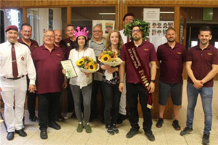 Der neue Schützenkönig Nico Haun (mit Eichenlaubkranz) sowie die Viedeler Schützenkönig Jasmin Höfer (mit Krone) mit weiteren erfolgreichen Schützinnen und Schützen und Vorstandsmitgliedern des Junggesellenvereins Ober-Polch 1842 e.V. Quelle: Junggesellenverein Oberpolch