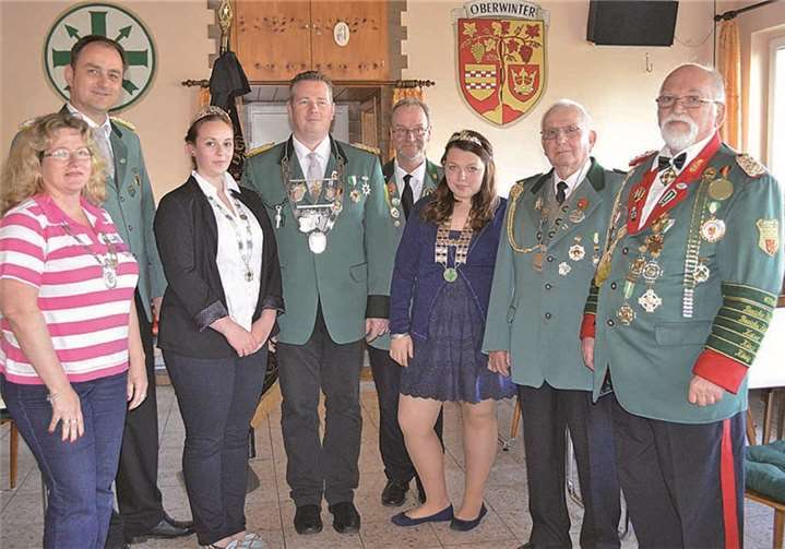 Der neue Schützenkönig Patrick Assenmacher, der neue „Kaiser der Könige“ Werner Klotz, die neue Oberwinterer Bürgerkönigin Nicole Kostrewa, die amtierende Bezirks-Schülerprinzessin Nadine Kauert, die Vize-Bezirks-Jungschützenprinzessin Helen Assenmacher, Präsident Jüppi Dreiling, Oberschießmeister Martin Schlimpen und der Bezirksvorstandsmitglied Jörg Lindner.