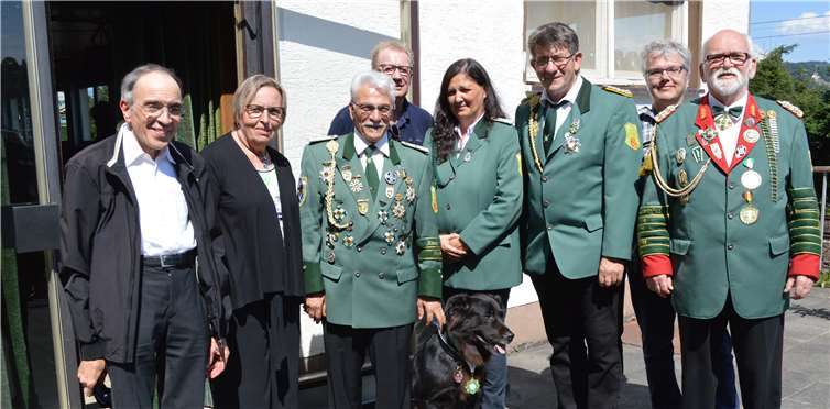 Der neue Schützenkönig Salvatore Cristodaro (3.v.l.) mit Ehefrau und Bürgerkönigin Renate Cristodaro (2.v.l.), Präses Martin Schlimpen (r.) und dem König der Könige Altkönig Peter Orbonz (3.v.r.) mit Ehefrau Angela Dossmann (4.v.r.). AB