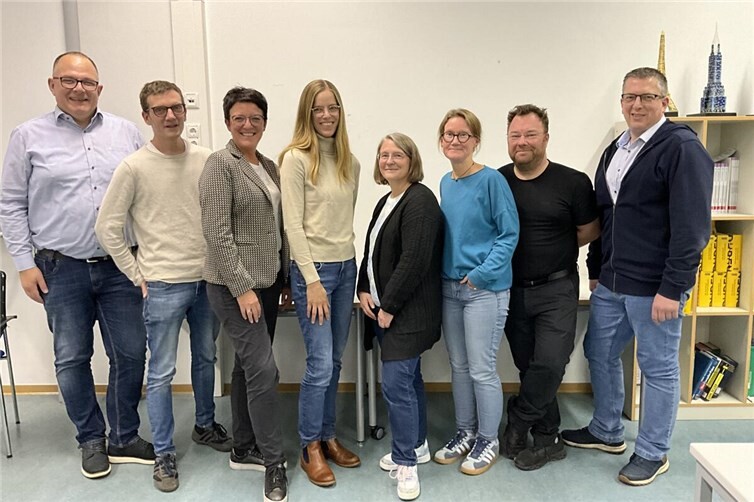 Der neue Schulelternbeirat des EKG Adenau: von links Volker Kirfel, Marc Steinheuer, Bianca Baldes (Schulelternsprecherin), Nicole Steinheuer (Stellvertreterin), Christiane Schug, Simone Zacher, Dirk Müller, Volker Hansen. Foto: EKG Adenau