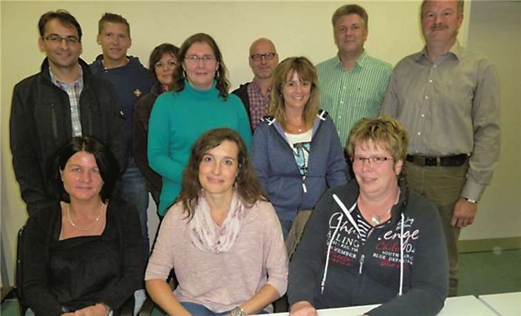 Der neue Schulelternbeirat des Erich-Klausener-Gymnasiums Adenau: Stefan Schmitz, Sascha Kranhold, Heike Larscheid, Heike Udelhofen, Dirk Pauly, Monika Groß, Martin Grauer und Ralf Prämaßing (st.v.l.), Eveline Fuhrmann, Petra Raeder (Schulelternsprecherin) und Claudia Baur (stellvertretende Schulelternsprecherin) (sitzend.v.l.).privat