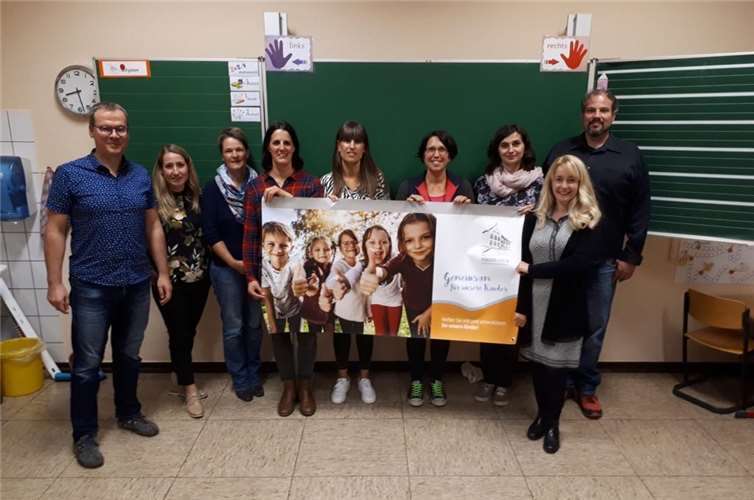 Der neue Schulelternbeirat und der Vorstand des Fördervereins stellen sich vor: Sascha Audring (1. Vorsitzender Förderverein v.li.), Andrea Bell (Vorsitzende Schulelternbeirat, Schriftführerin Förderverein), Birgit Schneider (Beisitzerin Förderverein), Andrea Binder (Beisitzerin Förderverein), Maria Ruiz Garcia (Mitglied Schulelternbeirat), Stefanie Hartung (stellv. Vorsitzende Schulelternbeirat), Alexandra Bell (Kassiererin Förderverein), Marco Schiele (Beisitzer Förderverein) und Bianca Wehlen (2. Vorsitzende Förderverein). Foto: privat